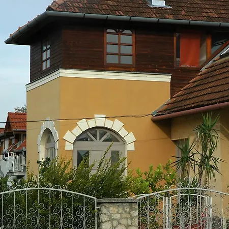 Alom Kucko Apartment *